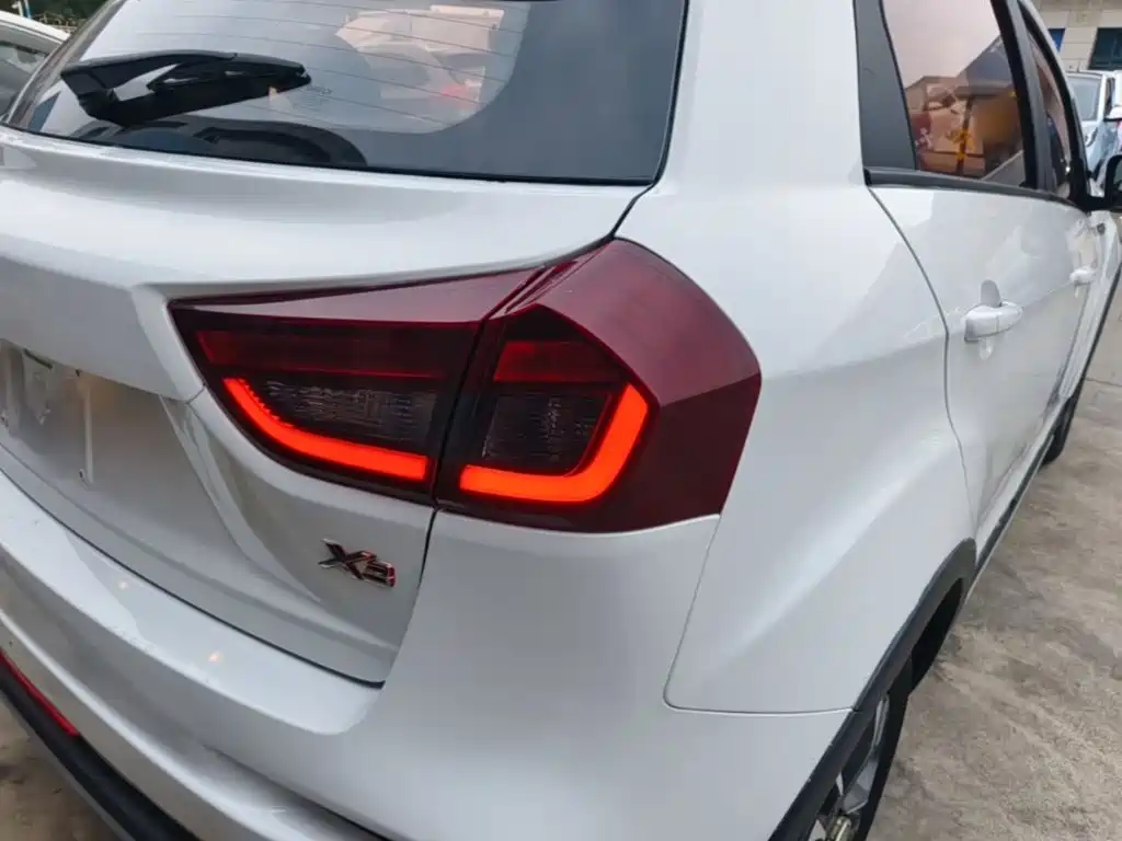 Geely Vision X3 — миниатюра 8