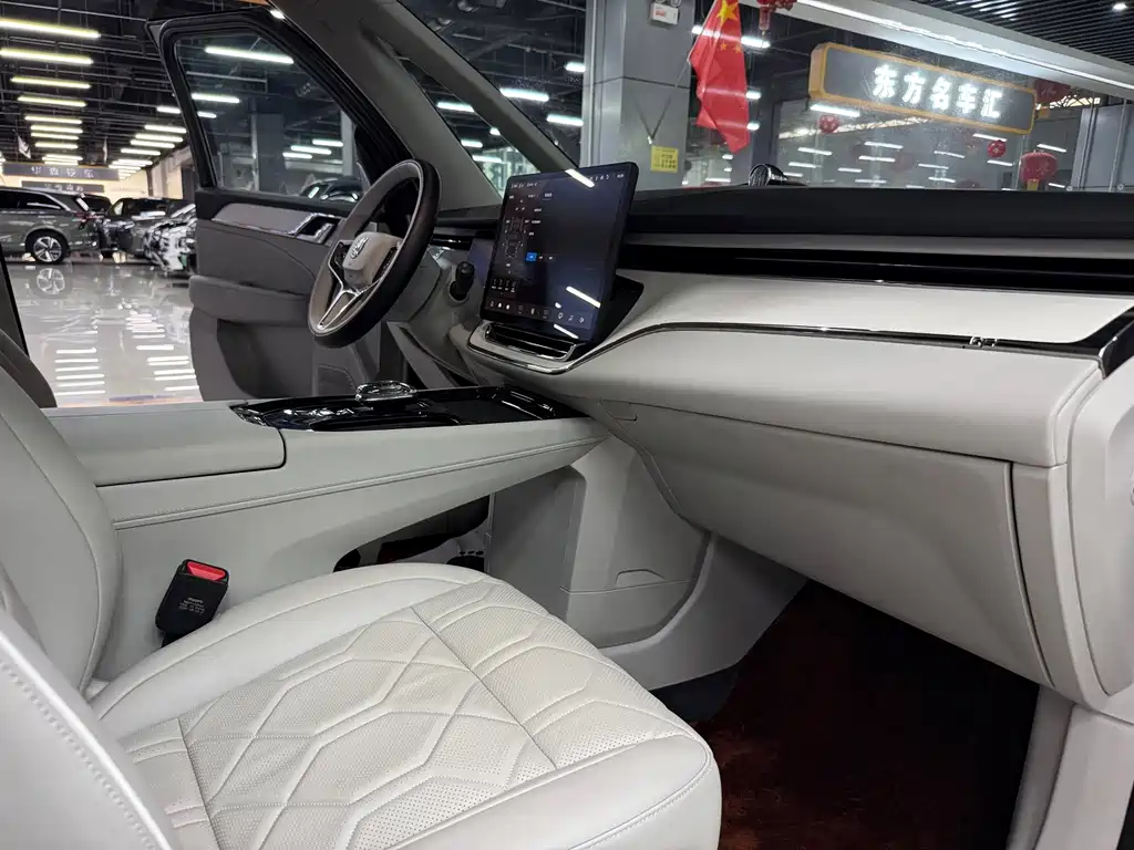 Volvo EM90 — миниатюра 16