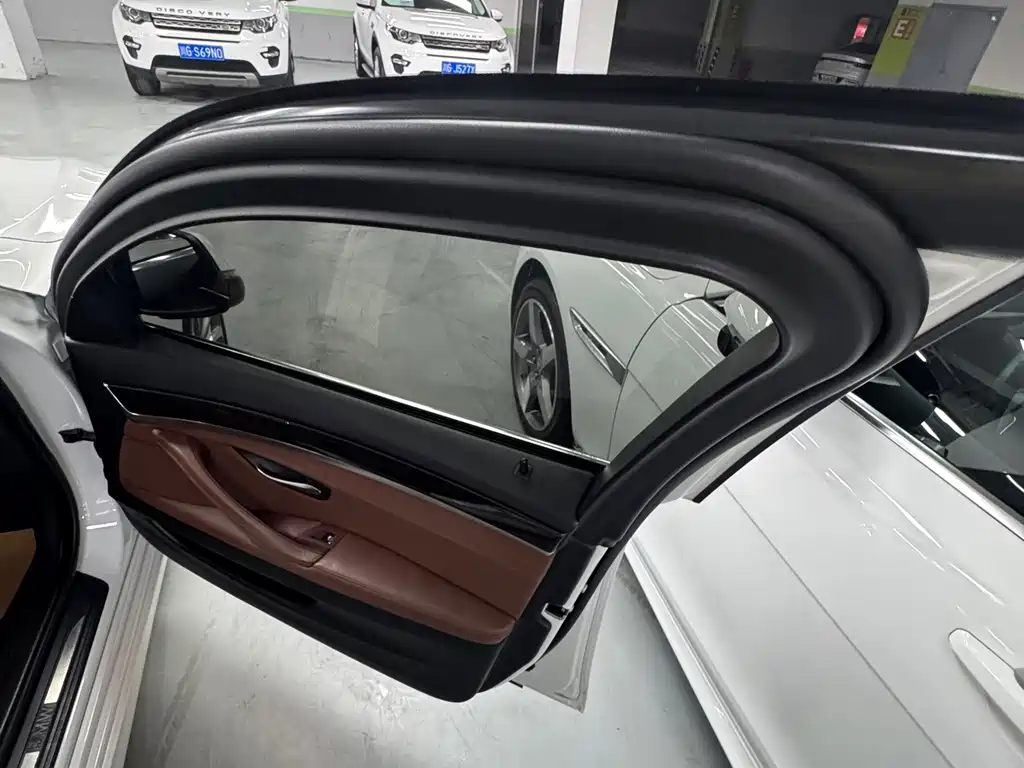 BMW 5 Series — миниатюра 6