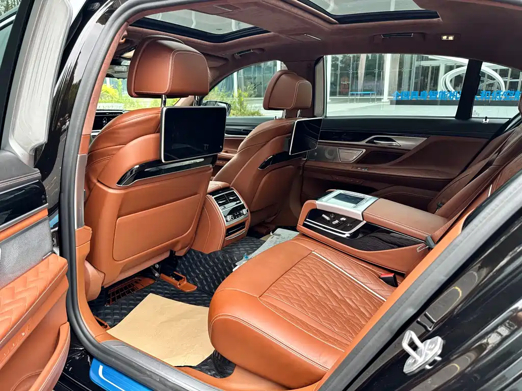 BMW 7 Series — миниатюра 14