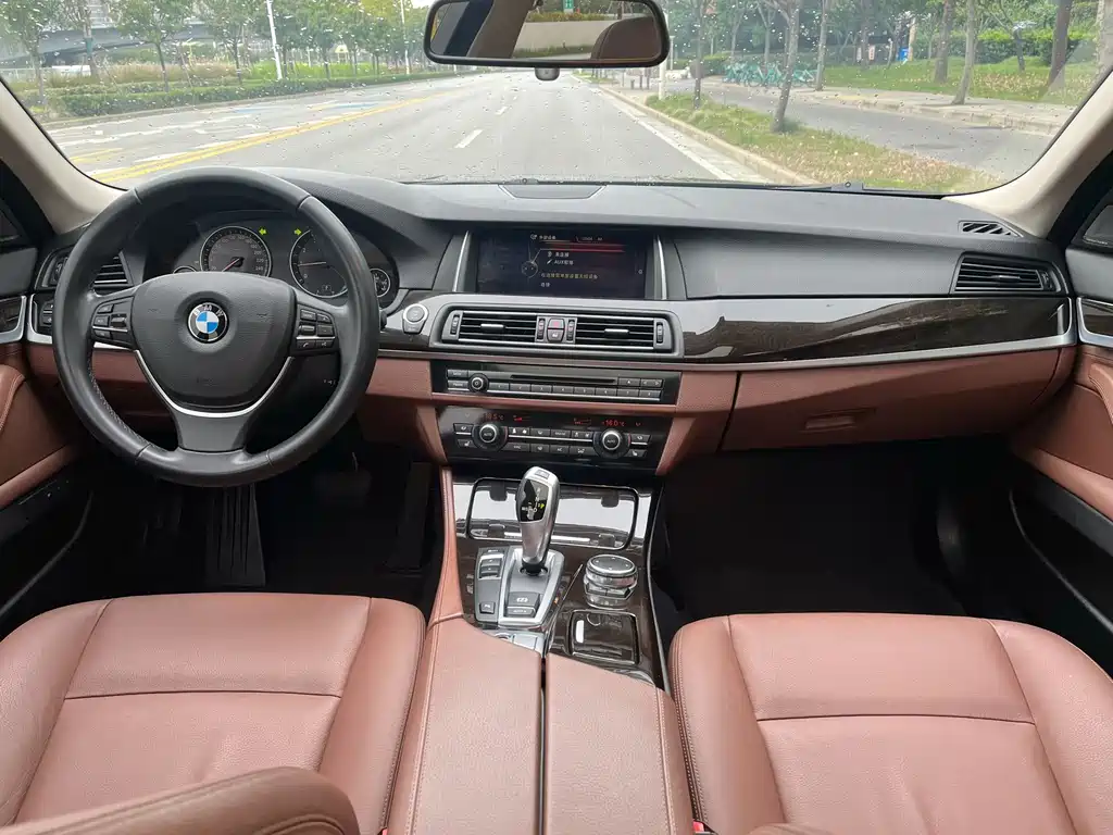 BMW 5 Series — миниатюра 13