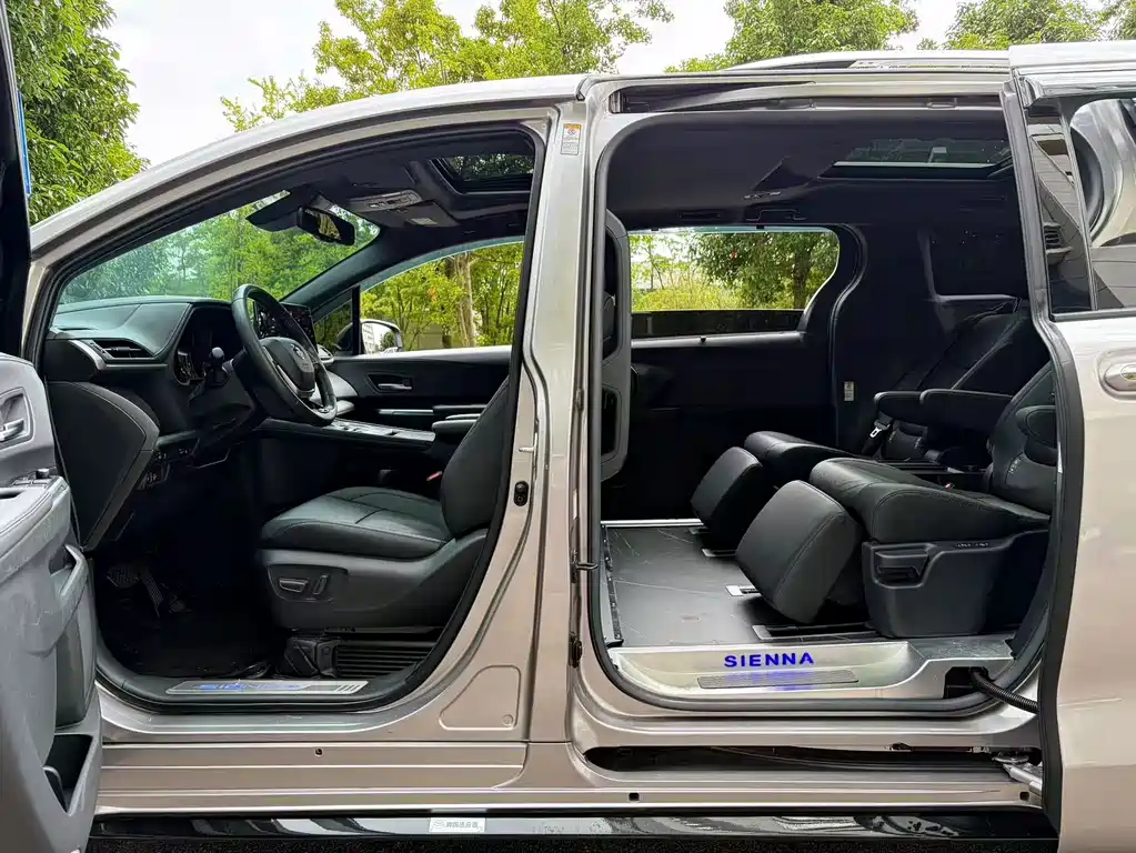 Toyota Sienna — миниатюра 7