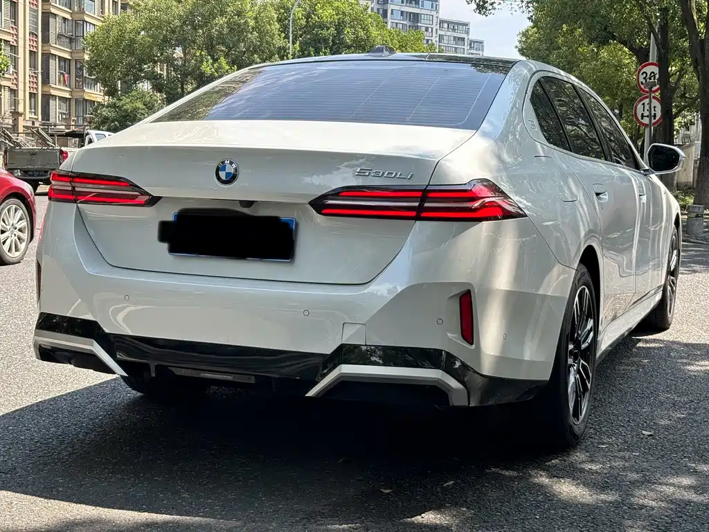 BMW 5 Series — миниатюра 21