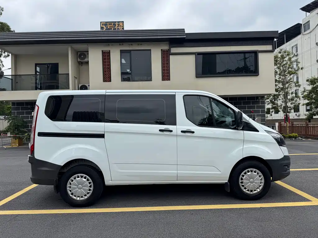 Ford Tourneo — миниатюра 8
