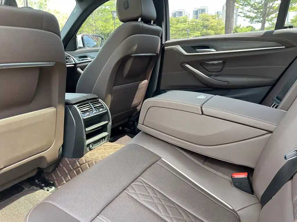BMW 5 Series — миниатюра 11