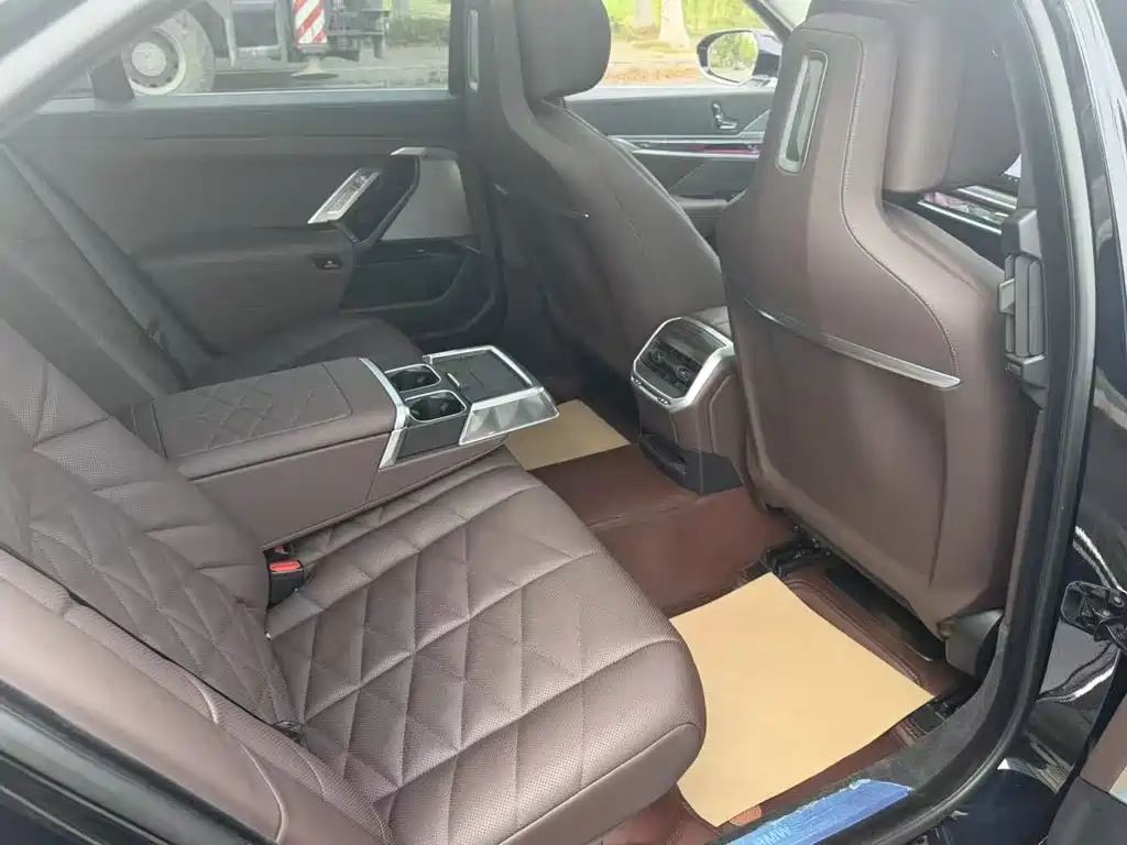 BMW 7 Series — миниатюра 12
