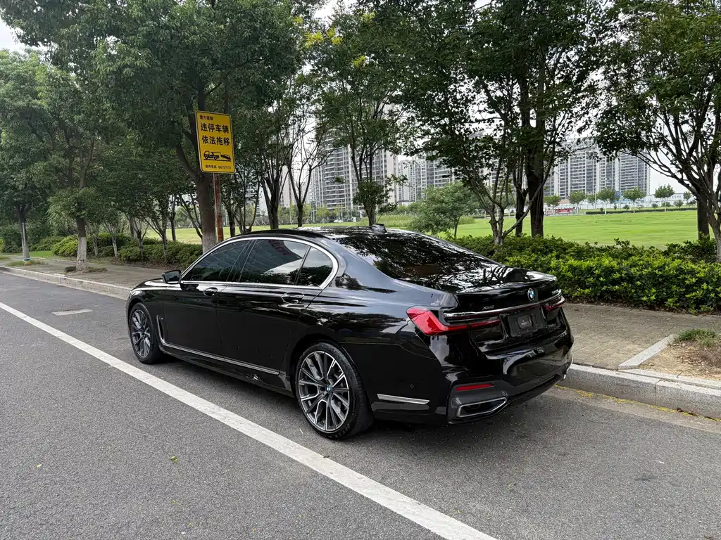BMW 7 Series — миниатюра 4