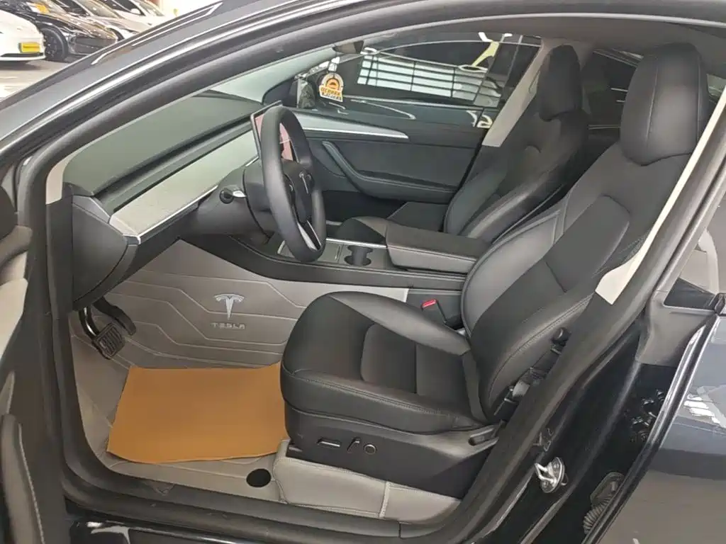 Tesla Model Y — миниатюра 15