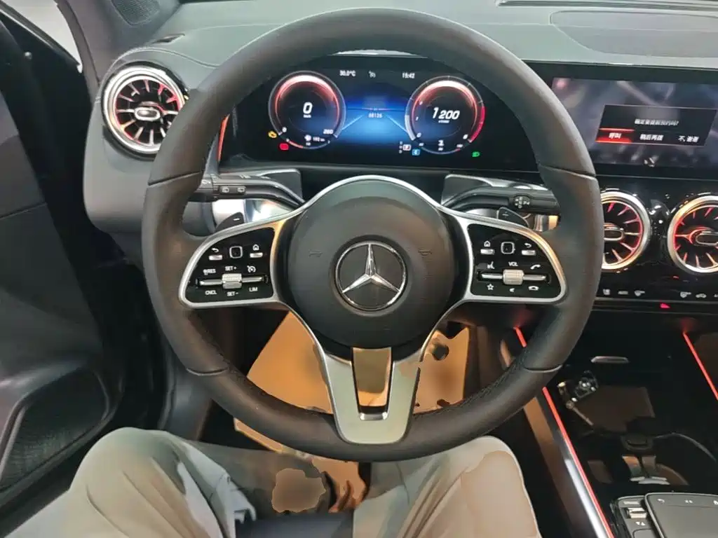 Mercedes-Benz GLB — миниатюра 11
