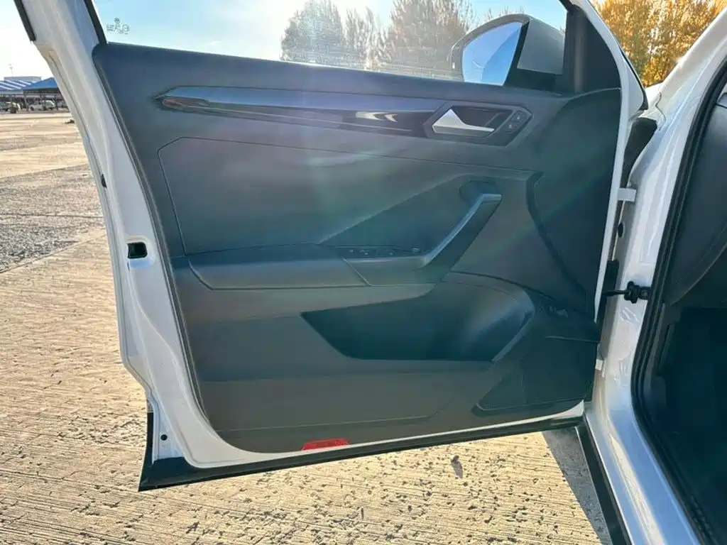 Volkswagen T-Roc — миниатюра 9