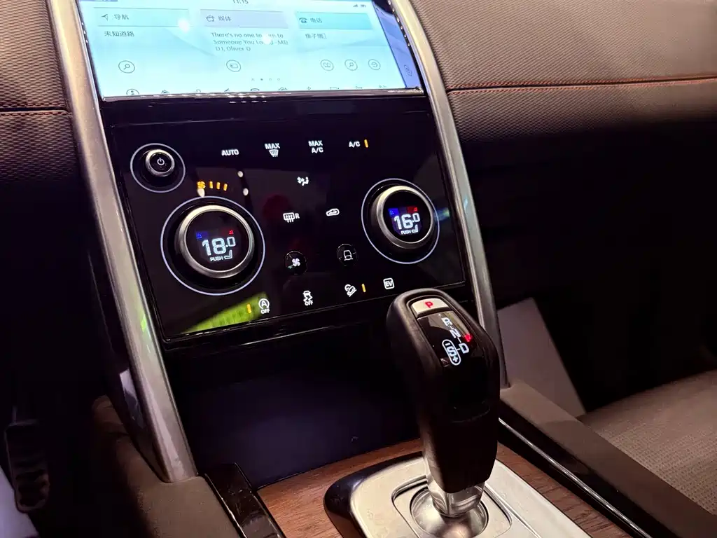 Land Rover Discovery Sport Hybrid — миниатюра 16