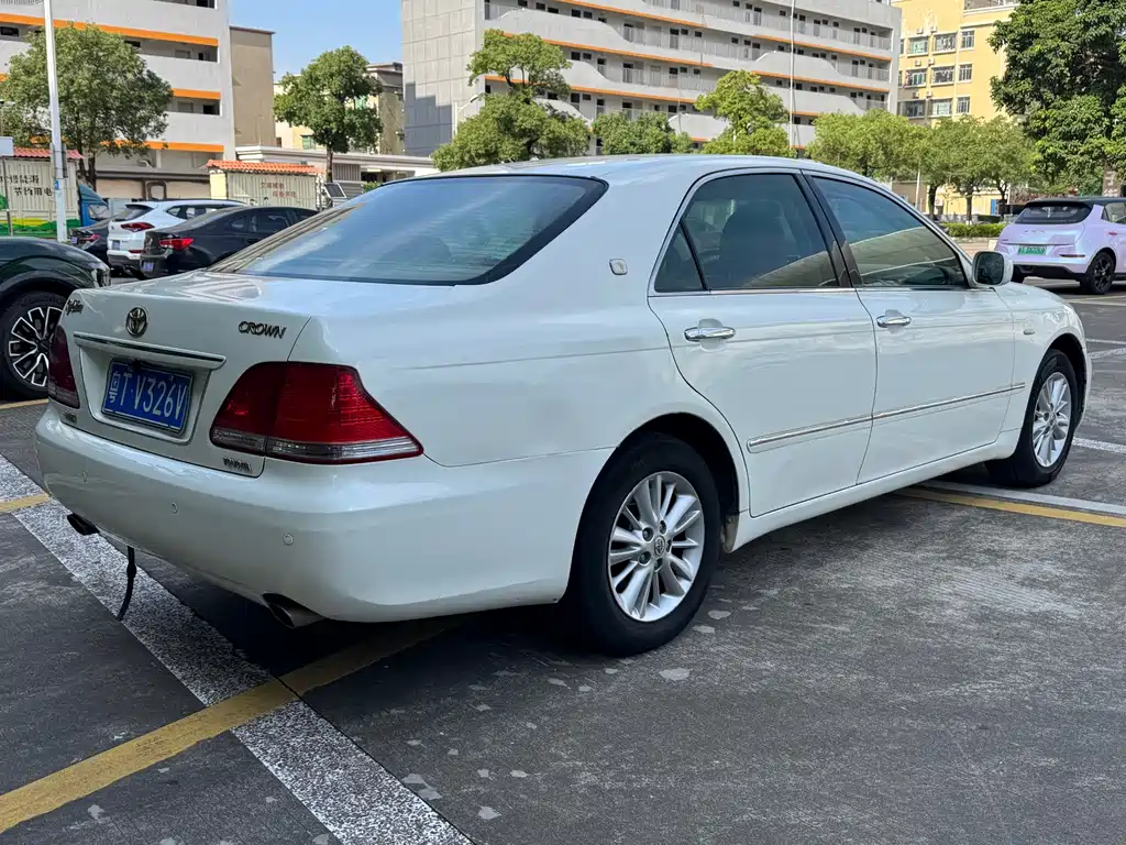 Toyota Crown — миниатюра 7