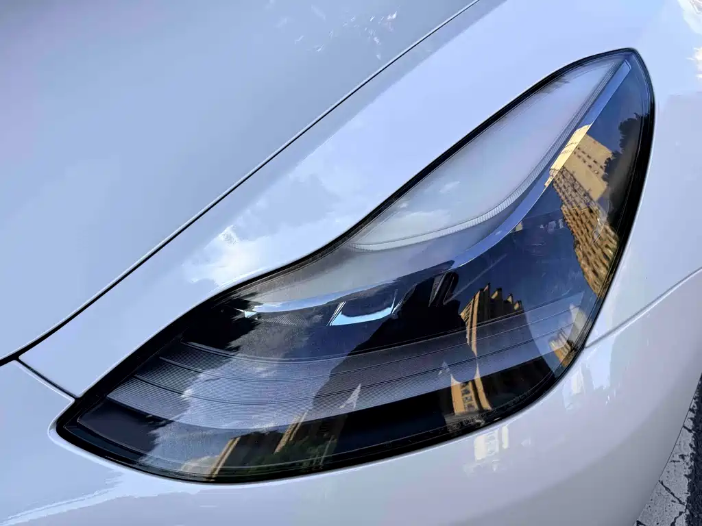 Tesla Model 3 — миниатюра 3
