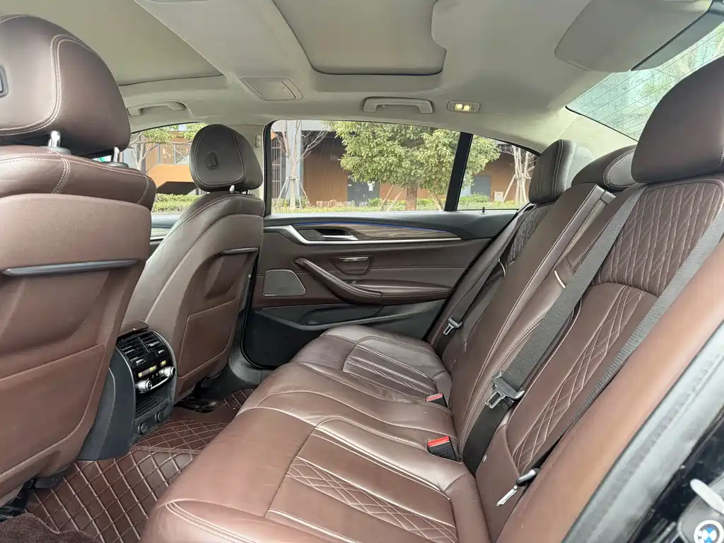 BMW 5 Series — миниатюра 8