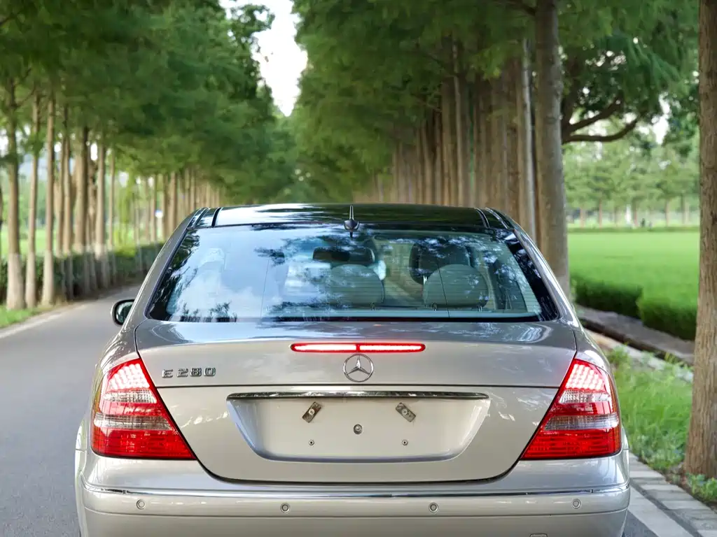 Mercedes-Benz E-Class — миниатюра 5
