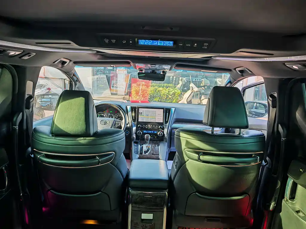 Toyota Alphard — миниатюра 8