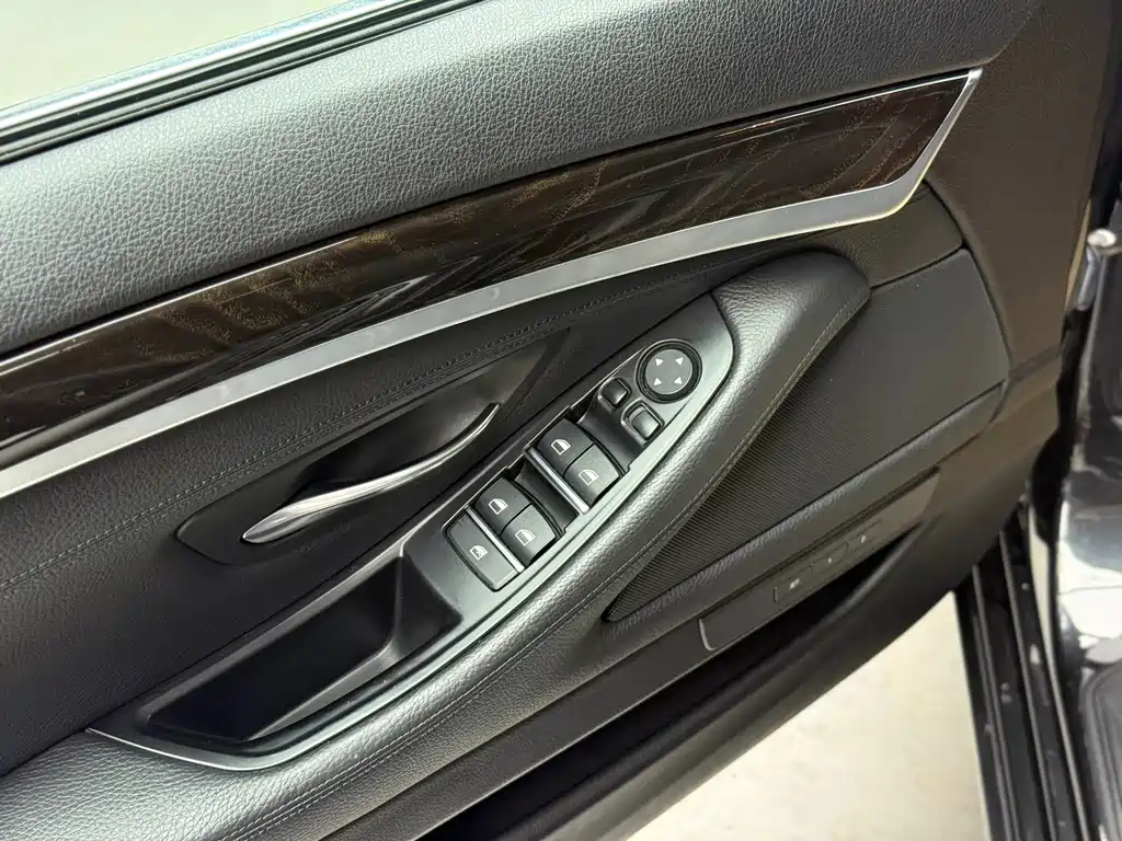 BMW 5 Series — миниатюра 17
