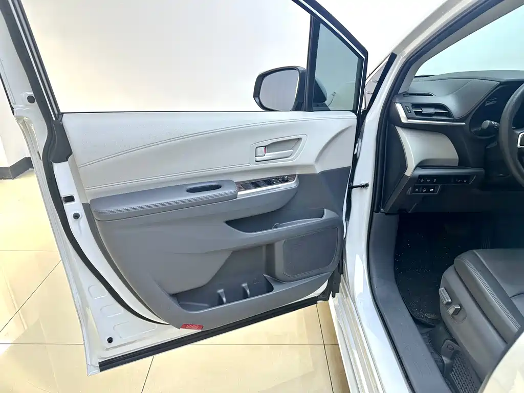 Toyota Sienna - фото 18