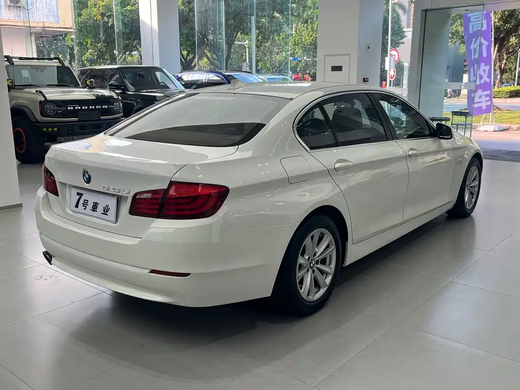 BMW 5 Series — миниатюра 7