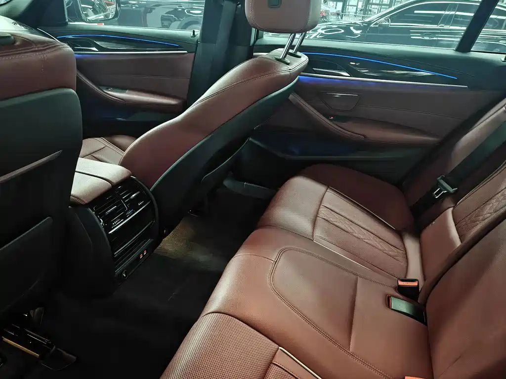 BMW 5 Series — миниатюра 10
