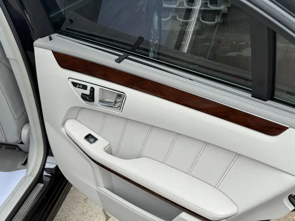 Mercedes-Benz E-Class — миниатюра 14