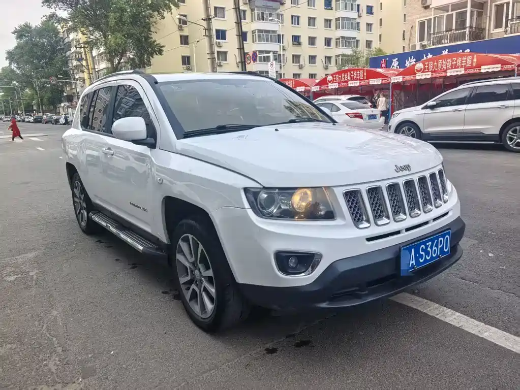 Jeep Compass (Import) 2.4L 4WD Luxury Edition, фото 3
