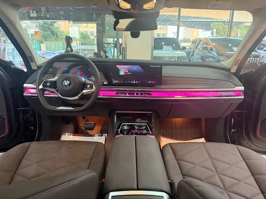 BMW 7 Series — миниатюра 13