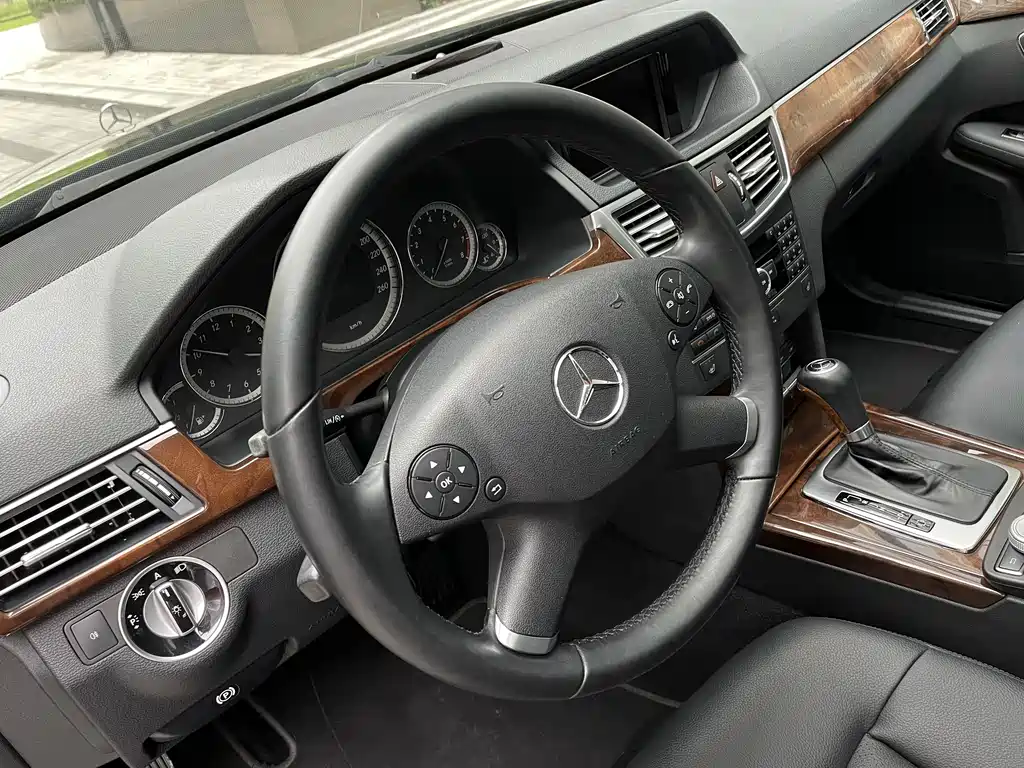 Mercedes-Benz E-Class — миниатюра 10