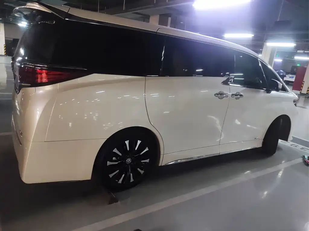 Toyota Alphard — миниатюра 4