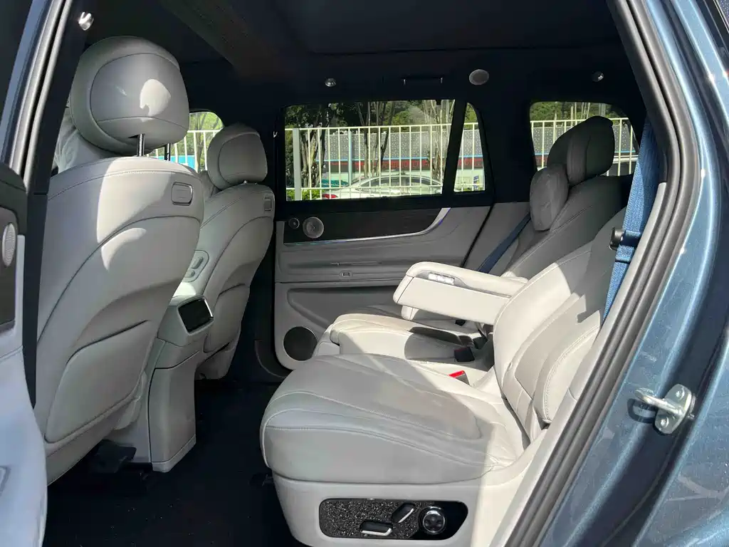 AITO ASK THE WORLD M9