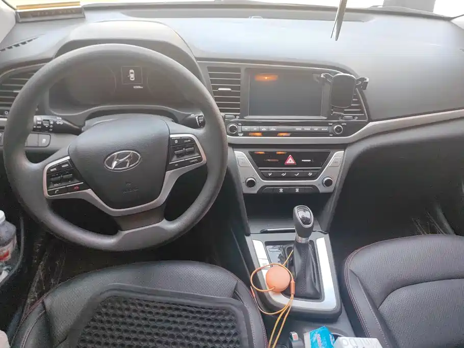 Hyundai Elantra — миниатюра 12