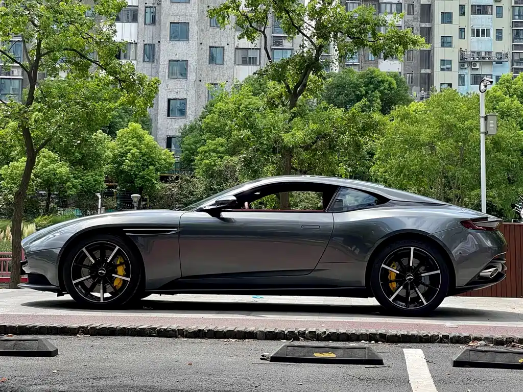 Aston Martin DB11 — миниатюра 16