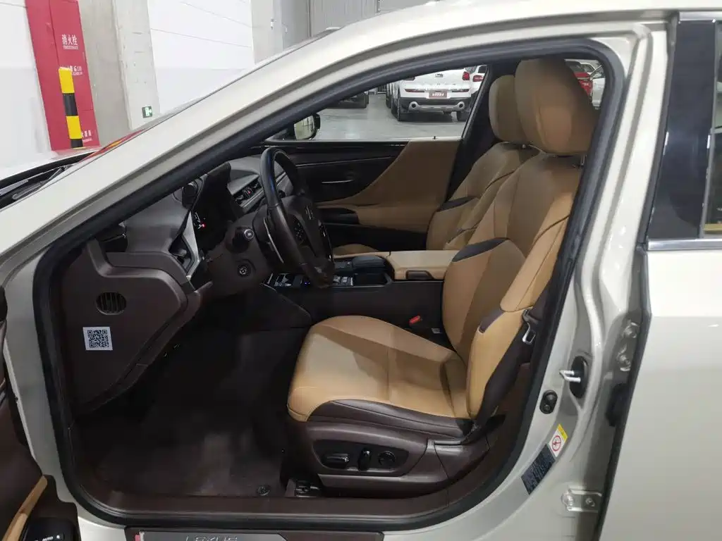 Lexus ES — миниатюра 10