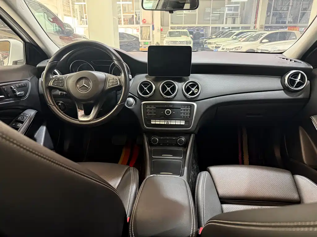 MERCEDES-BENZ GLA
