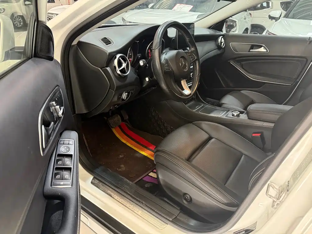 MERCEDES-BENZ GLA
