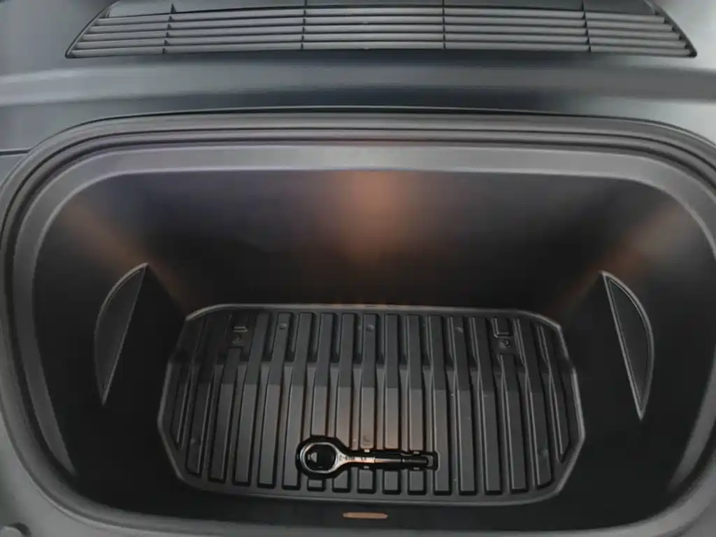 Tesla Model Y — миниатюра 20