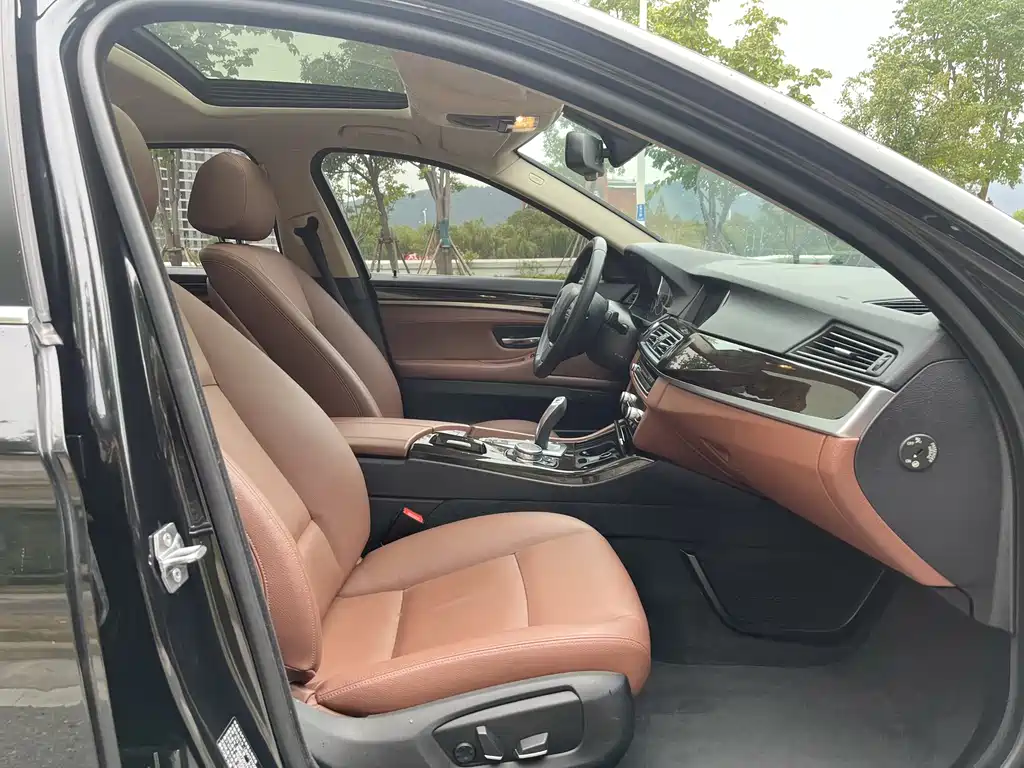 BMW 5 Series — миниатюра 10