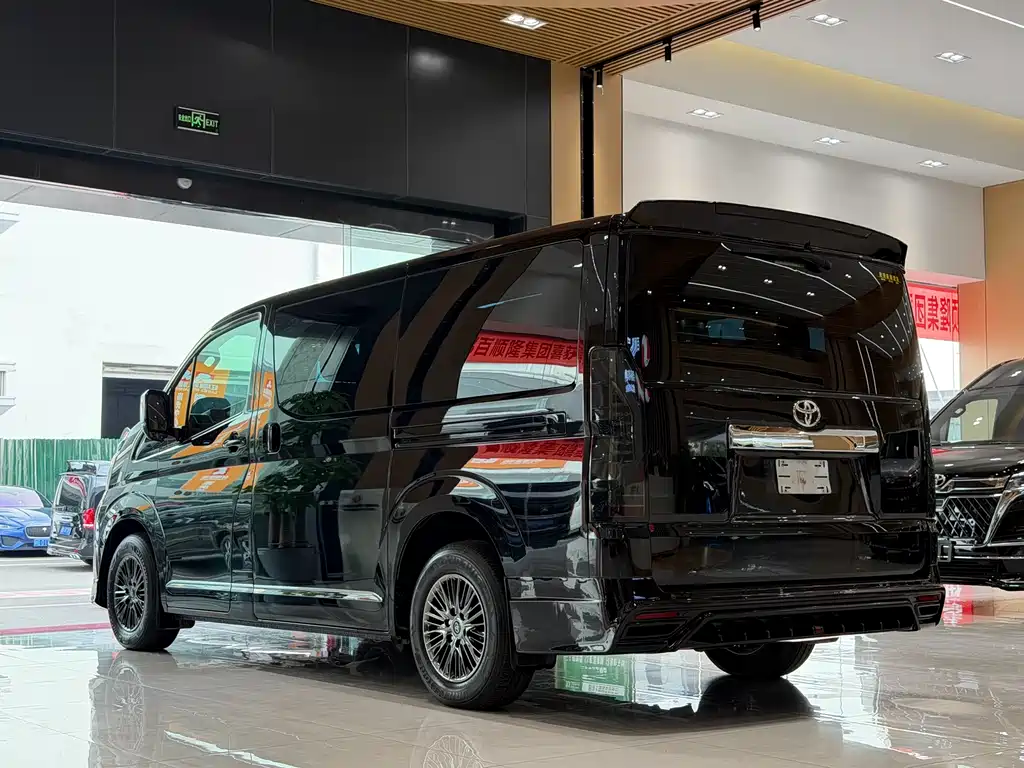 Toyota HiAce 2025 3.5L AT
