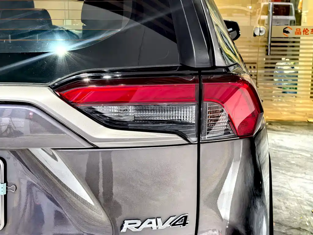 Toyota RAV4 — миниатюра 13