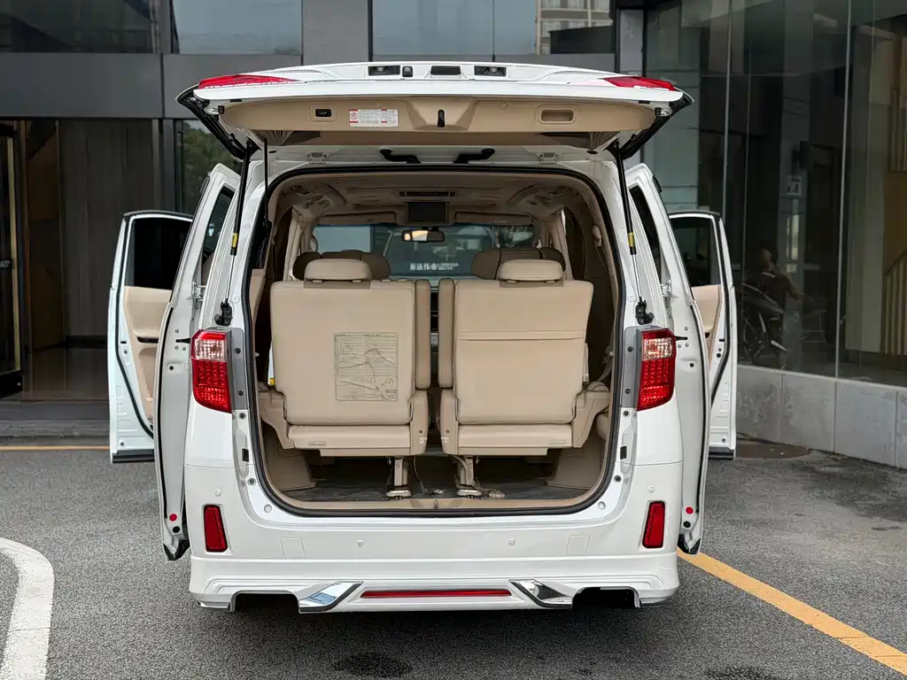 Toyota Alphard — миниатюра 18