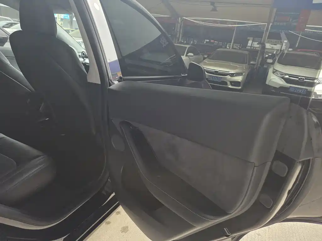Tesla Model Y — миниатюра 16