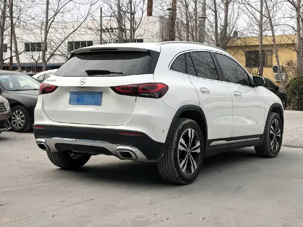 MERCEDES-BENZ GLA