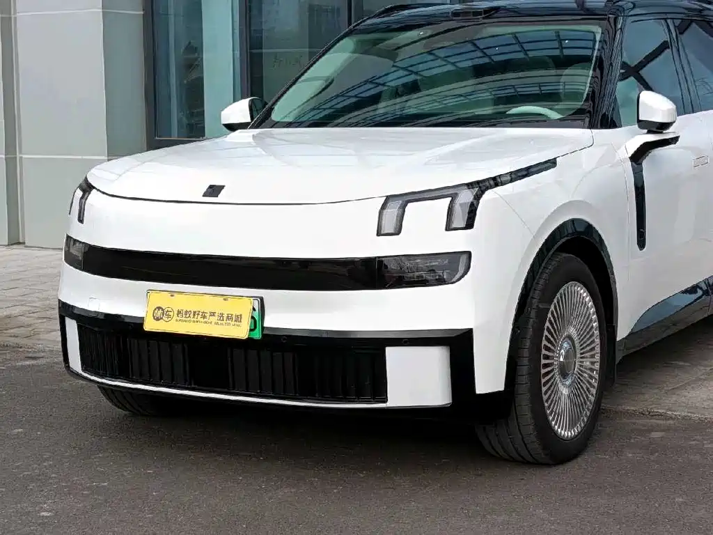 LYNK & CO 900