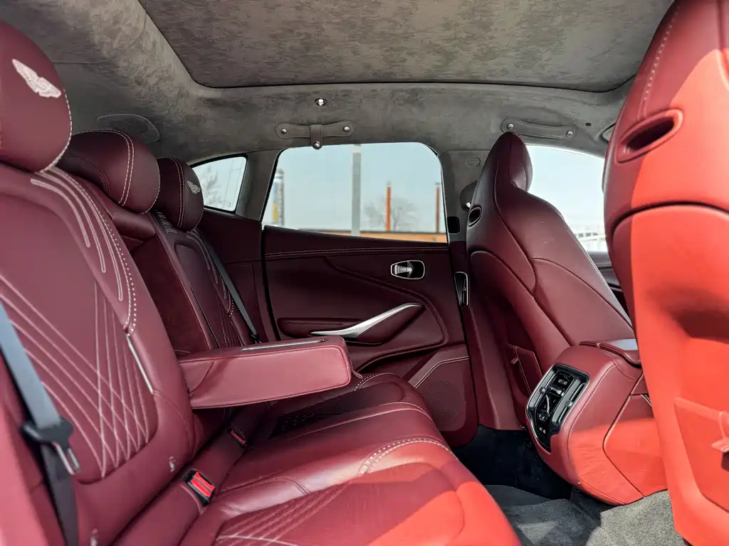 Aston Martin DBX 2021 4.0T V8