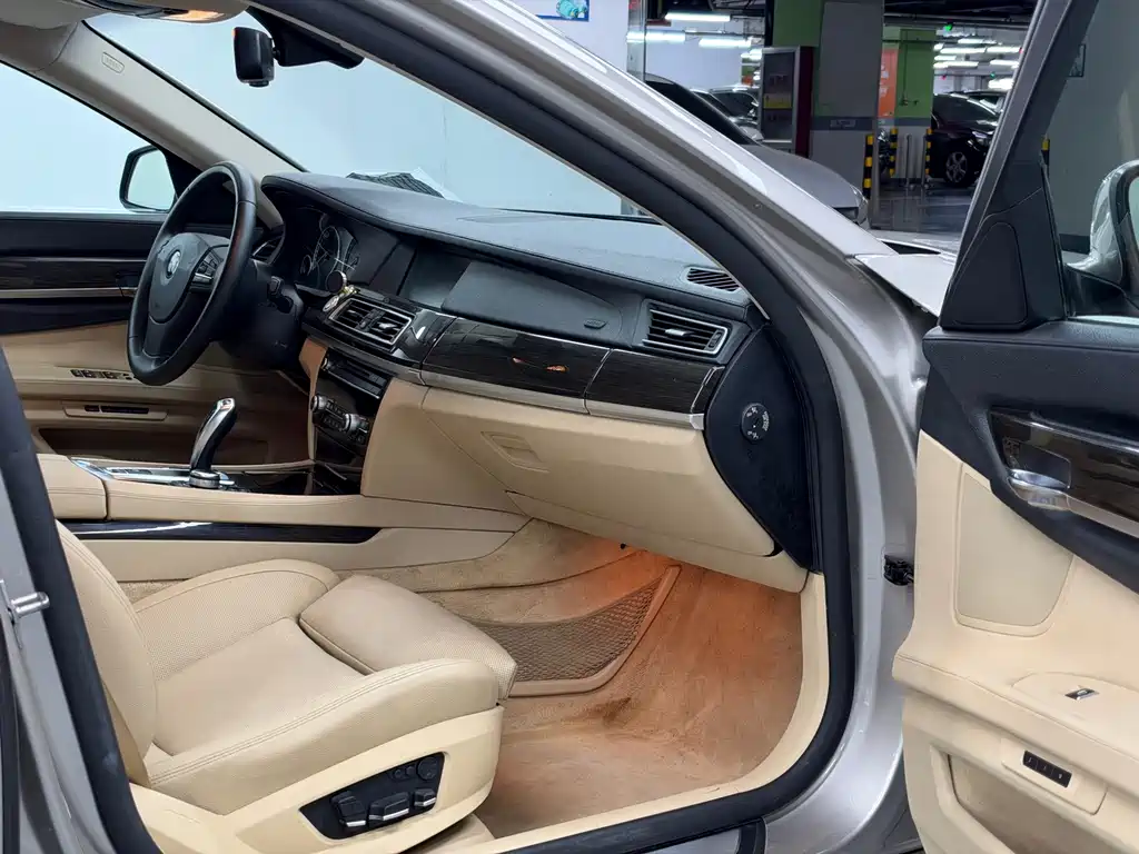 BMW 7 Series — миниатюра 14