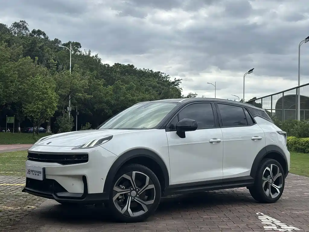 Lynk & Co 06