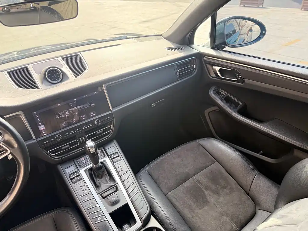 PORSCHE MACAN