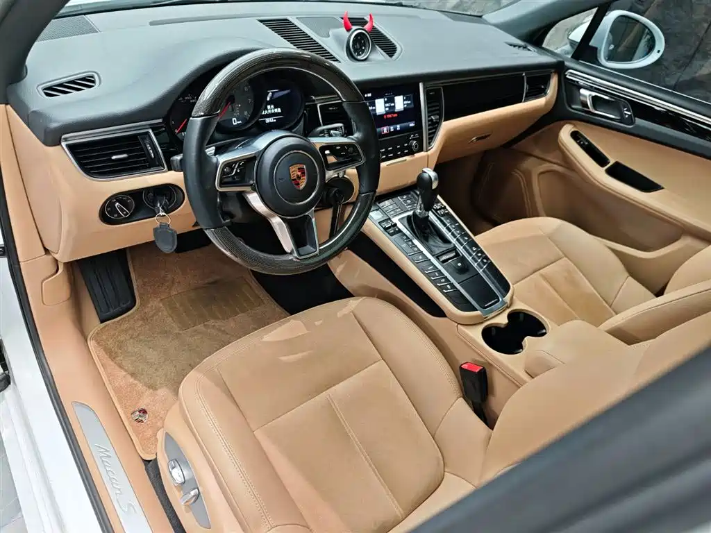 PORSCHE MACAN