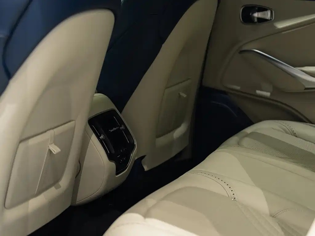 Aston Martin DBX — миниатюра 14