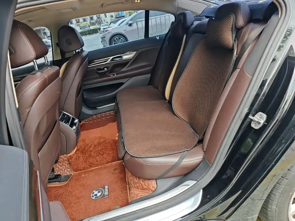 BMW 7 Series — миниатюра 17